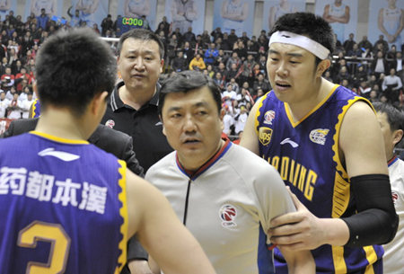 (图中为主裁判郑军)