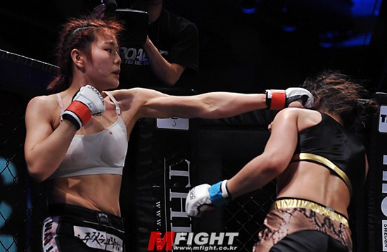 图为当晚一场女子综合格斗精彩瞬间.