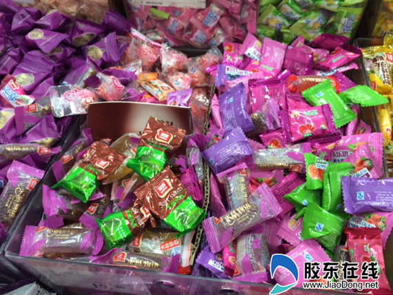 超市里正在销售的雅客软糖