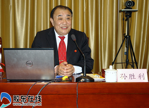 市文明委礼仪专家组负责人孙胜利为全体机关干部讲授日常行为礼仪规范