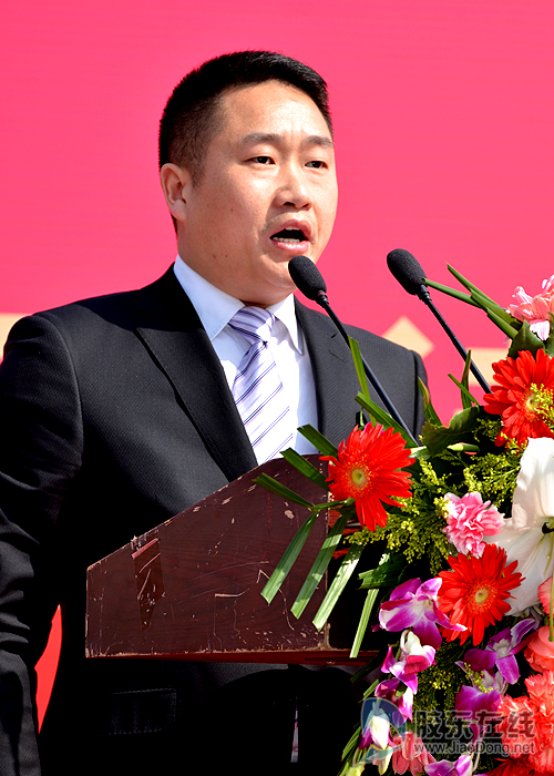 绿叶置业有限公司副总经理黄志伟介绍"五彩都会"项目情况