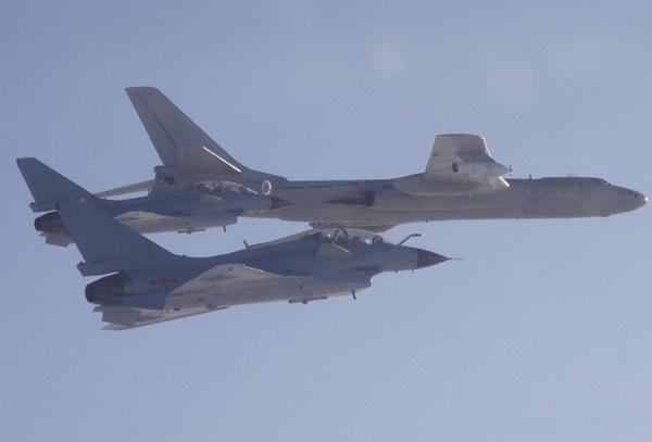 轰油6一次只能为4架歼10提供空中加油.