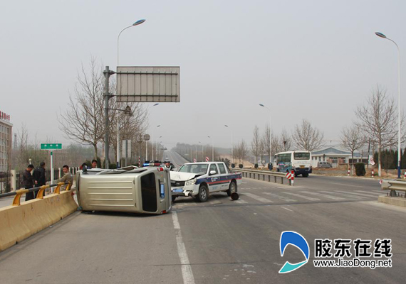 招远市文三线唐岭路口,一辆面包车与一辆皮卡车撞到了一起,事故的原因