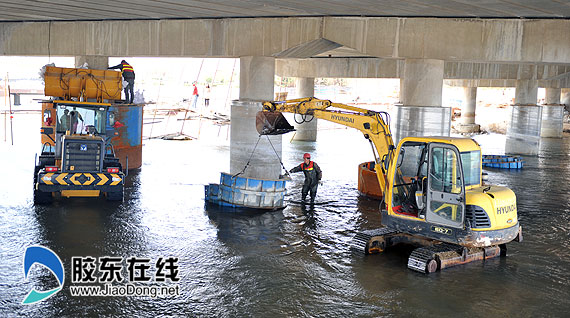 烟台辛安河大桥加固维修挖掘机与工人涉水施工