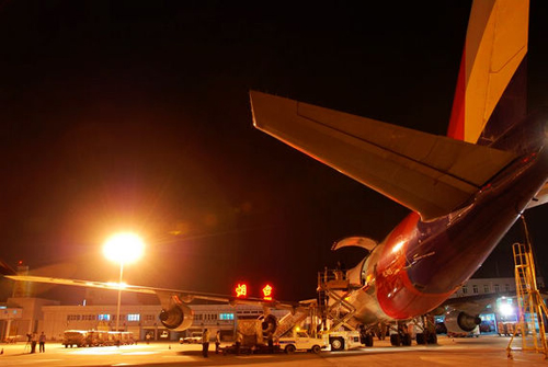 夜景下繁忙的烟台机场