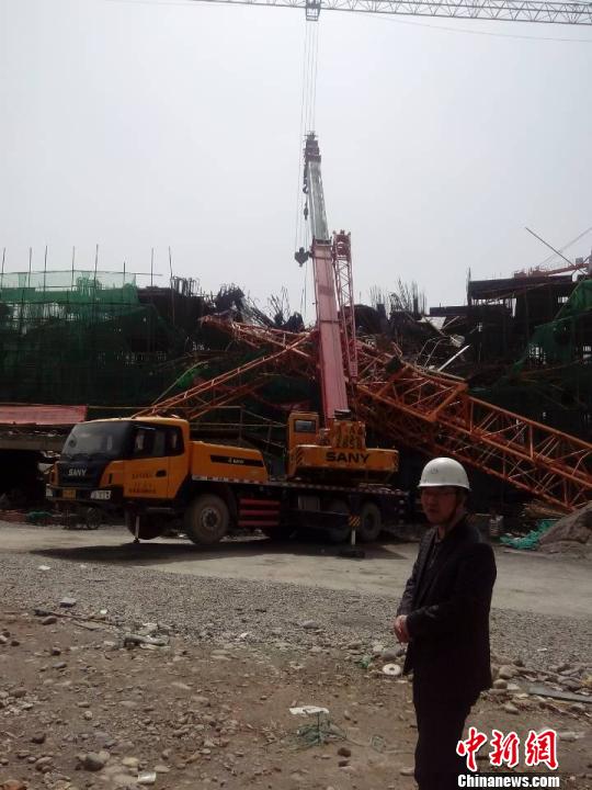 一在建楼盘塔吊倾倒 塔吊司机被困7小时(图)