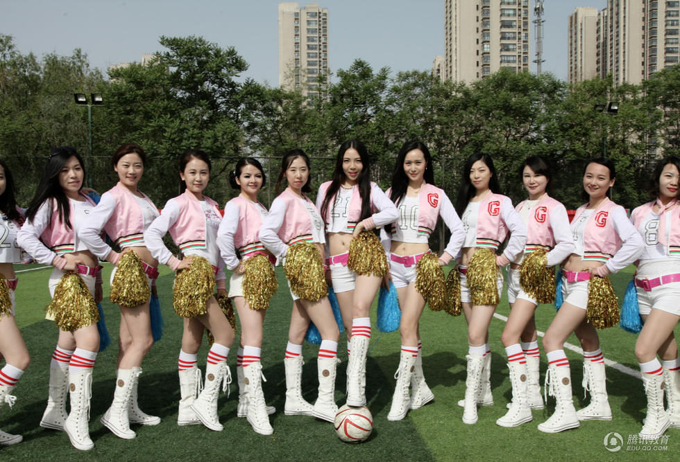 高清:北大美女啦啦队助阵 尽显青春活力