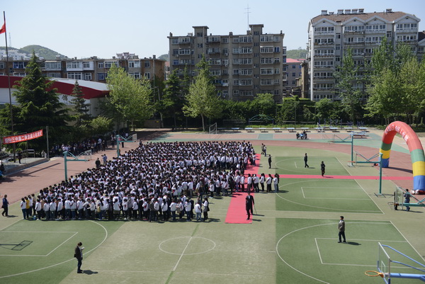教育 烟台教育 中学要闻 正文烟台三中:牵手父母共迎成人礼   胶东