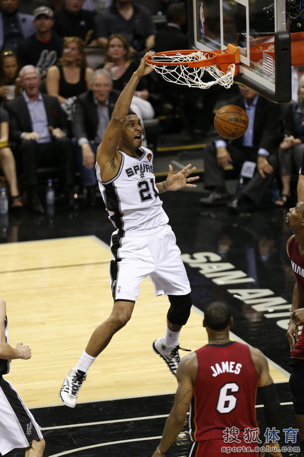 高清:总决赛热火战马刺 詹皇暴扣邓肯单手虐筐