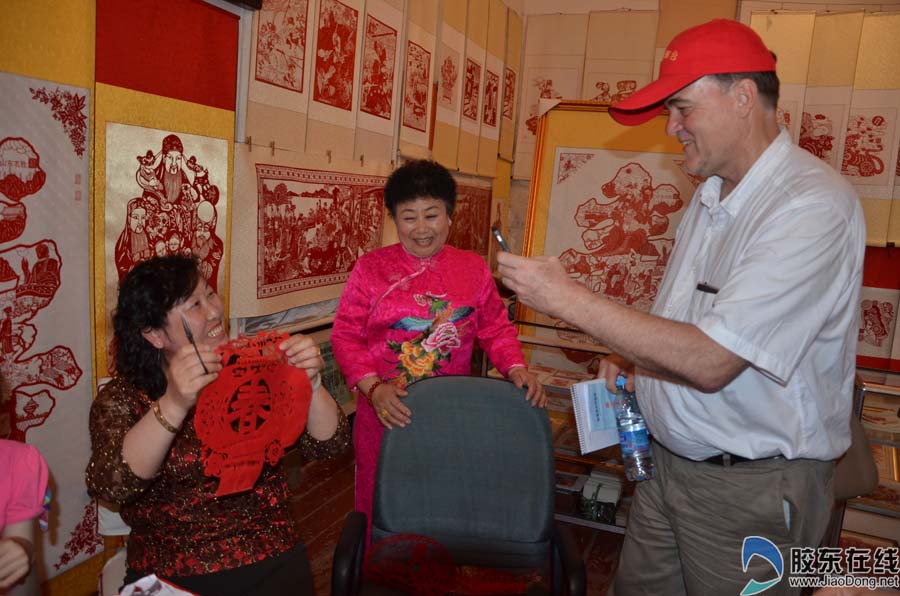高清:外国记者看烟台 指尖艺术剪纸迷倒老外