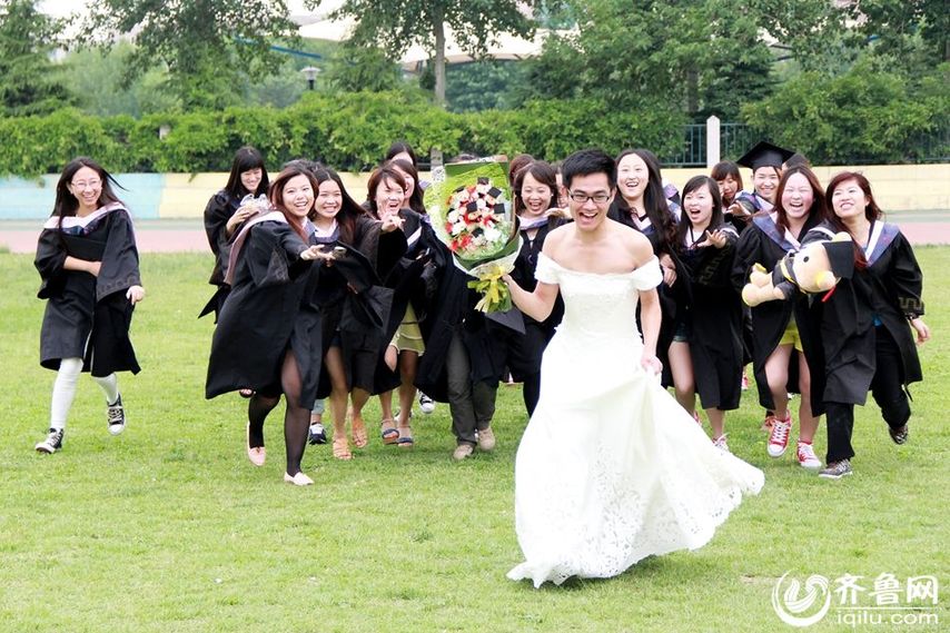 毕业照男生穿婚纱笑趴小伙伴组图