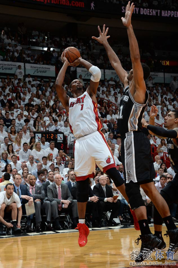 高清:热火大战马刺詹皇遭封盖 伦纳德万夫不当