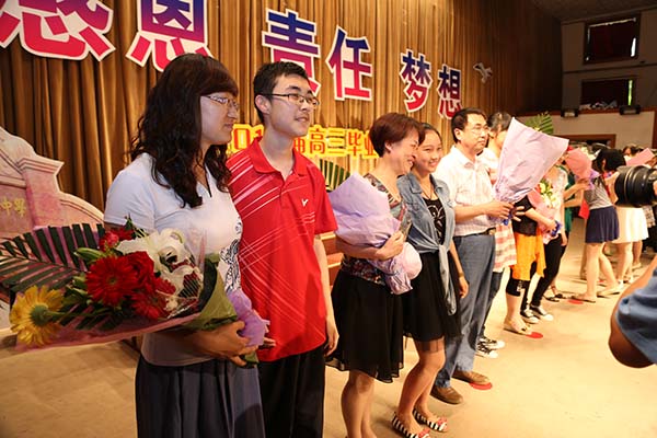 烟台一中隆重举行2014届高三学生毕业典礼