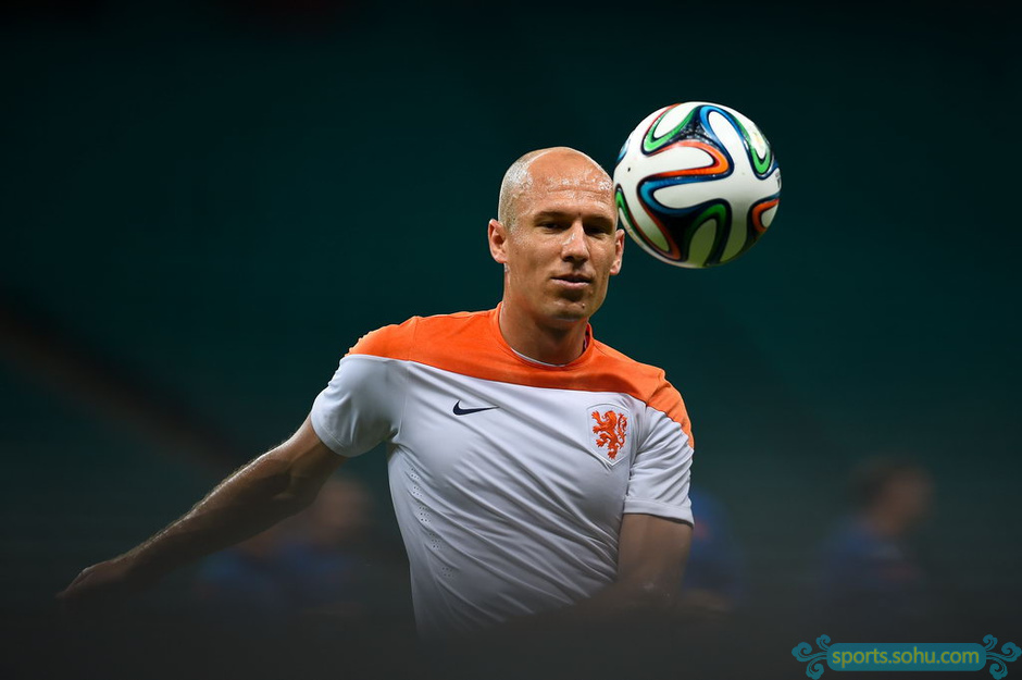 高清图:荷兰大战前紧张训练 罗本练射门欲复仇 体育新闻 烟台新闻网