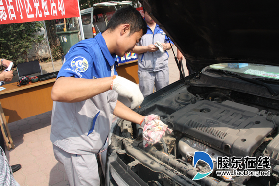 技术人员现场对车辆进行检修