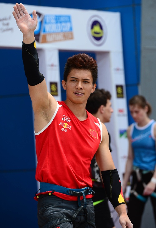 图文攀岩世界杯海阳站钟齐鑫庆祝胜利