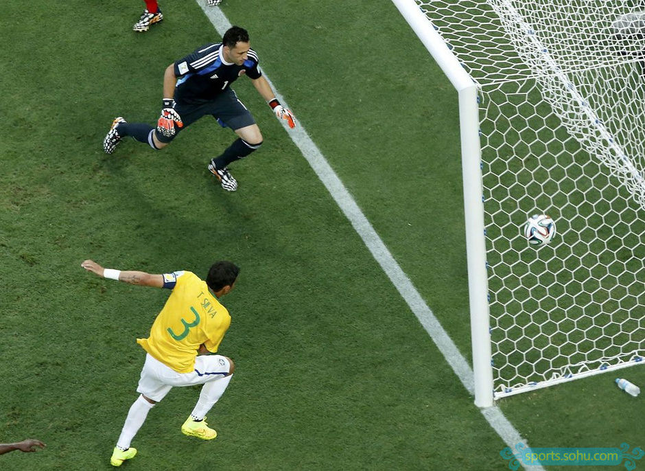 高清图巴西胜哥伦比亚内马尔祝贺路易斯进球