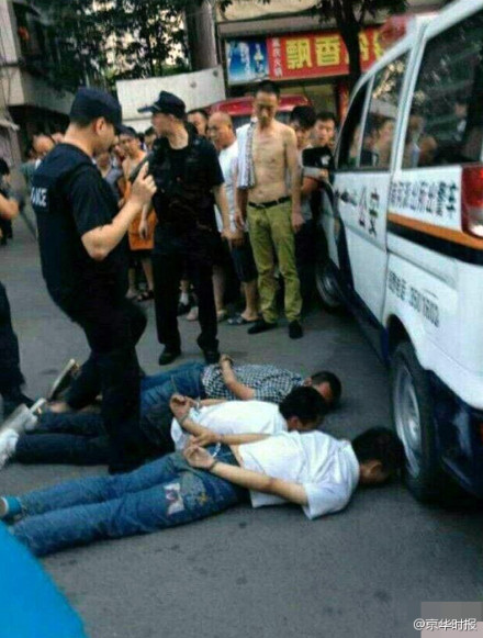 四川传销者锁门砍警察 屋外警察鸣6枪未制止