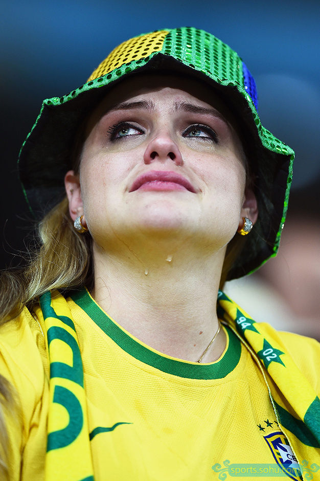 9日表情:巴西男球迷怒咬国旗 女球迷泪流满面