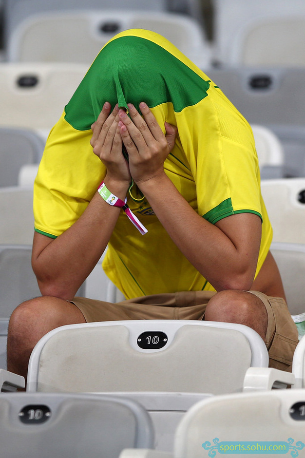 巴西在哭泣遭德国队狂虐球迷看台上痛哭图