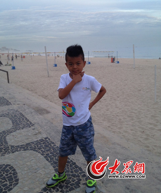 在荷兰队与阿根廷队的世界杯半决赛中,7岁的济南黑小子王一帆