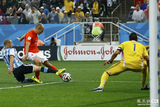 马斯切拉诺复仇记:被ps成斯巴达勇士怒踢罗本