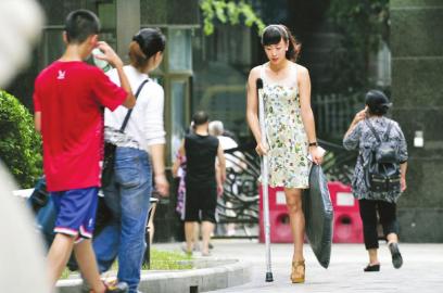 獨腿女孩穿20cm高跟鞋 網友:背影也給人勇氣