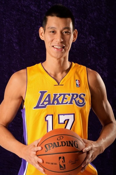 高清图:林书豪身披湖人17号球衣亮相