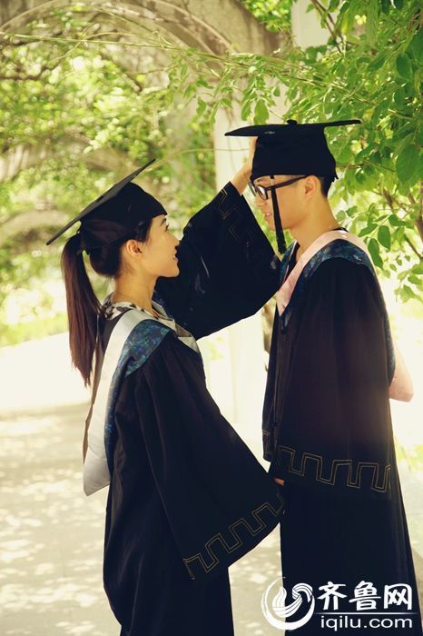 大四学生拍情侣毕业照见证校园爱情(组图)