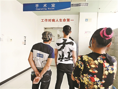 袁荦和孩子的父母在手术室外焦急地等待