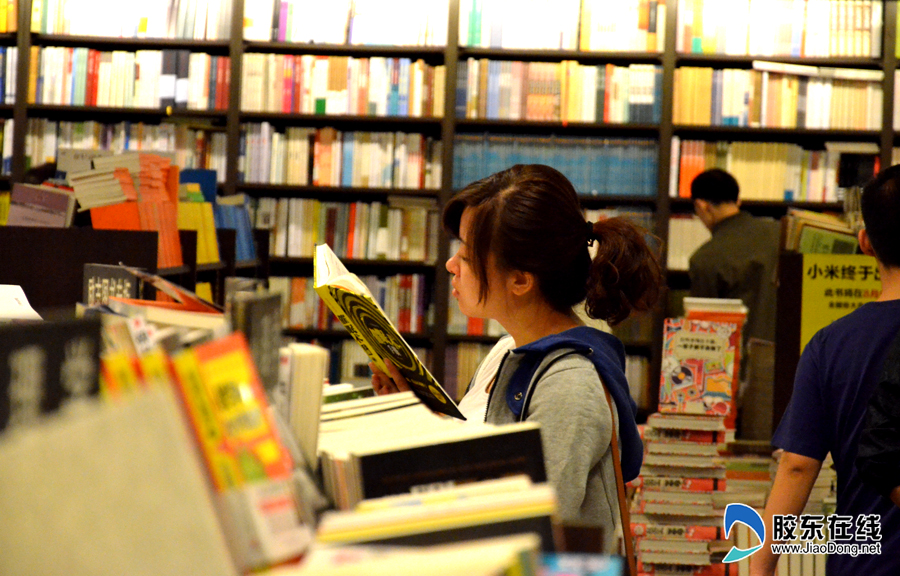 国庆长假烟台市民扎堆书店酣享读书乐趣图