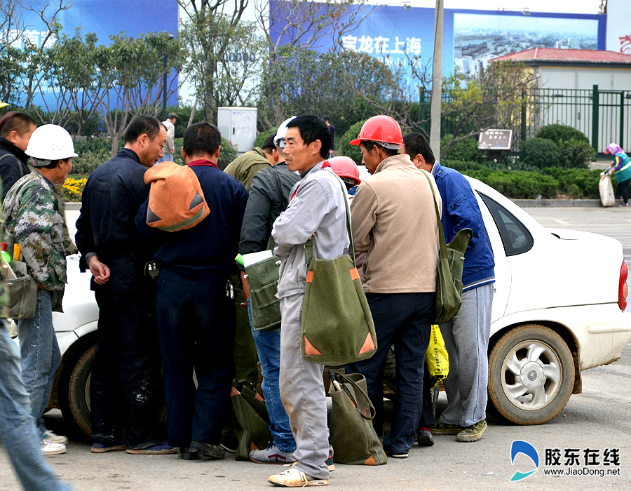 烟台上百名农民工凌晨找活架子工一天挣350元