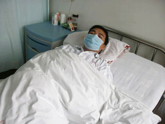 白血病男孩带爱前行 爱心老乡无私捐助