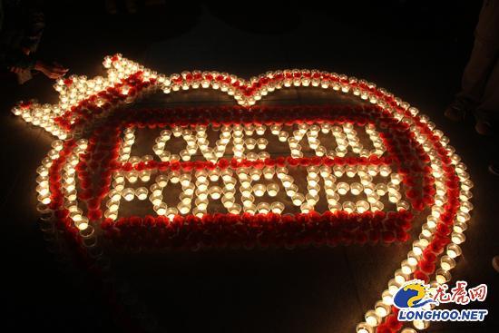 学霸向女友表白无人机拉横幅引围观(组图)