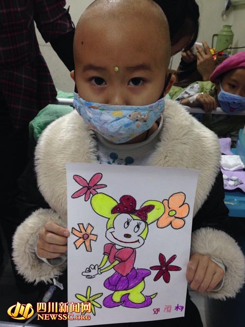 住进医院后,杉杉喜欢在病床上画画,被大家称为"病房小画家".