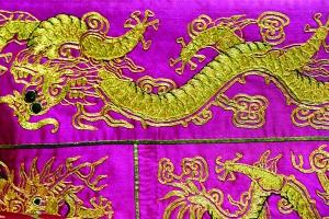 乾隆御赐"紫衣袈裟"将展示 绣133条金龙