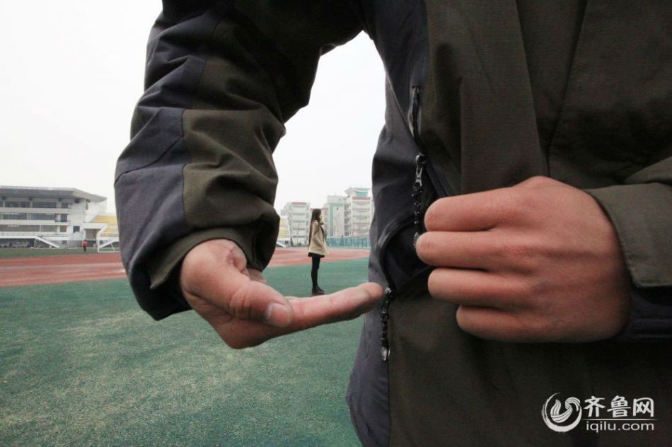 烟大学子创意借位照片:"女朋友揣兜里" (高清图)