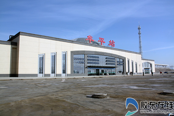 城铁牟平站27日有望售柜台票 市民趴窗观望(图)