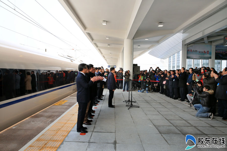 12月28日12时20分,即墨北站,由该站开往荣成的首趟动车d6091次缓缓驶