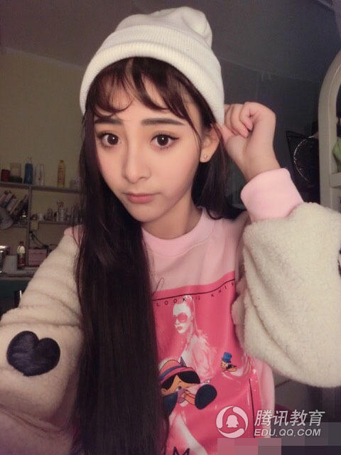 刘芷微是复旦大学大一的学生,她清纯面孔的背后透着潮流时尚的别样