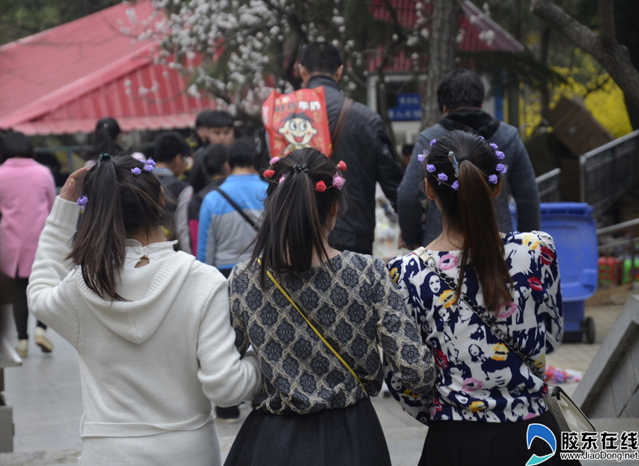 戴个花环逛公园.