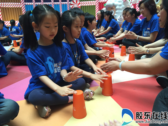 杯子玩出新花样 大悦城上演挑战百人杯子舞大赛