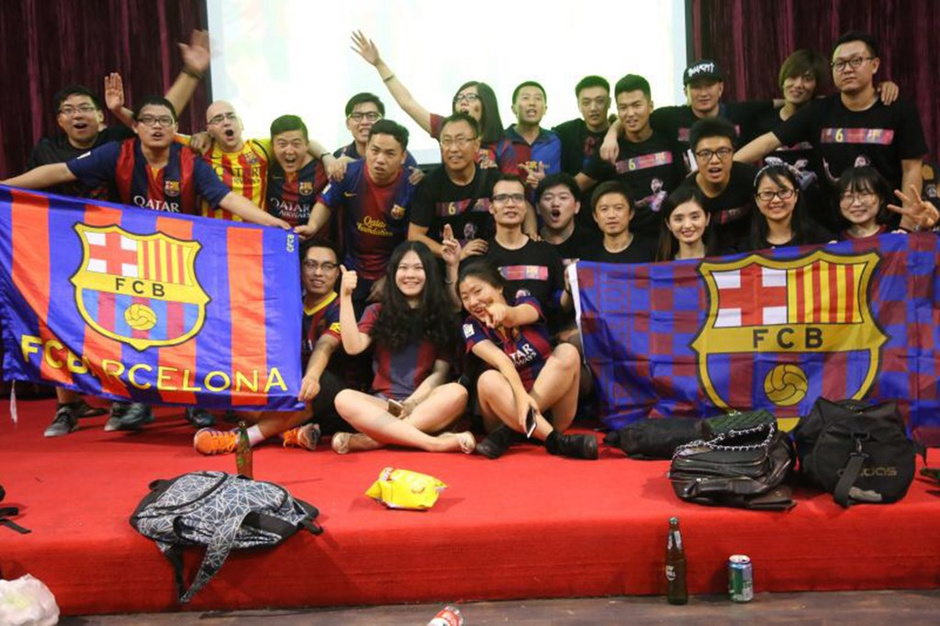 中国球迷协会力挺巴萨 赛前为沉船事故默哀(图)