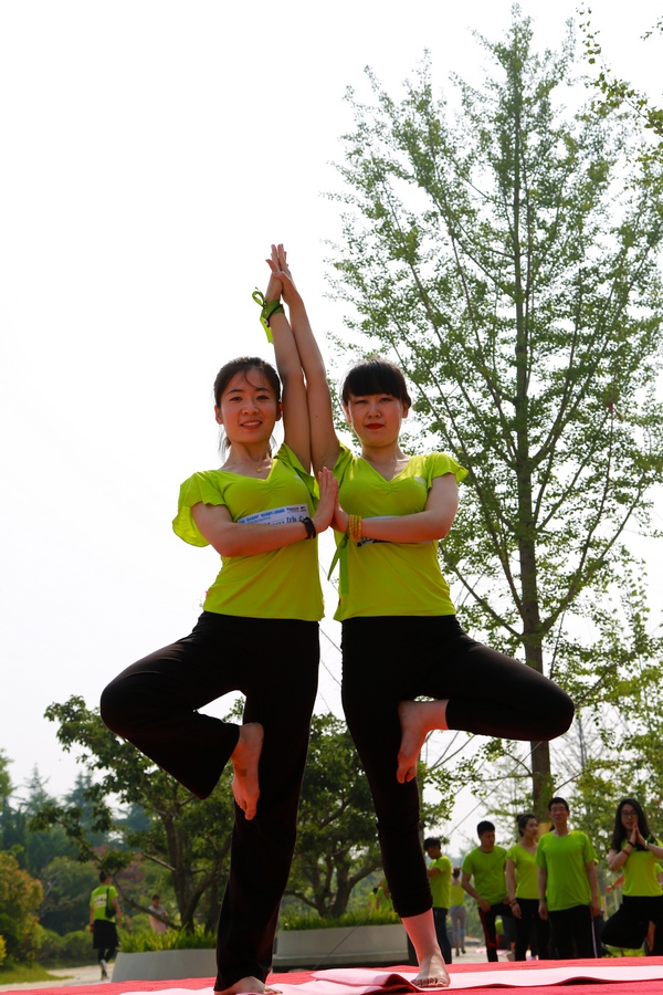 在健美协会会长纪明丽及多位瑜伽教练的带领下,众位丽人双双起舞,画面