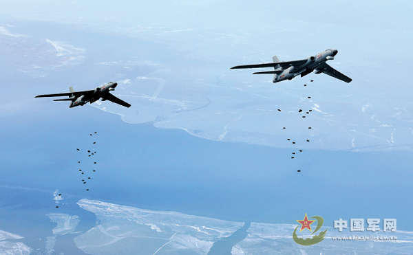 组图:轰6机群组成庞大编队 备战大阅兵 军事前沿 烟