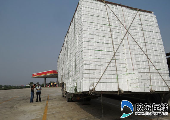 大货车改型装载200余个空泡沫箱上路被罚图