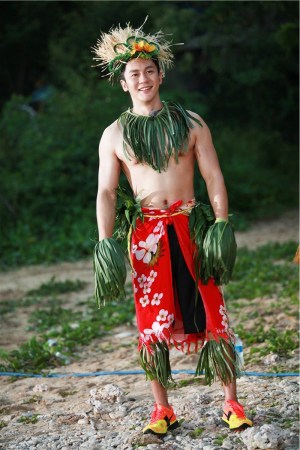 邓超夺宝被指"卑鄙" 柳岩化浓妆抖胸遭吐槽