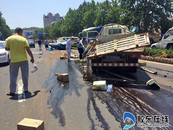 芝罘大海陽路發生交通事故 3車相撞貨車翻2次_煙臺汽車_膠東在線汽車