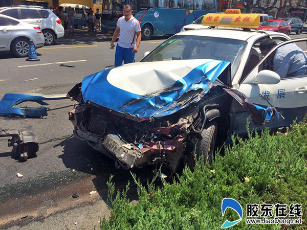 芝罘大海陽路發生交通事故 3車相撞貨車翻2次_煙臺汽車_膠東在線汽車