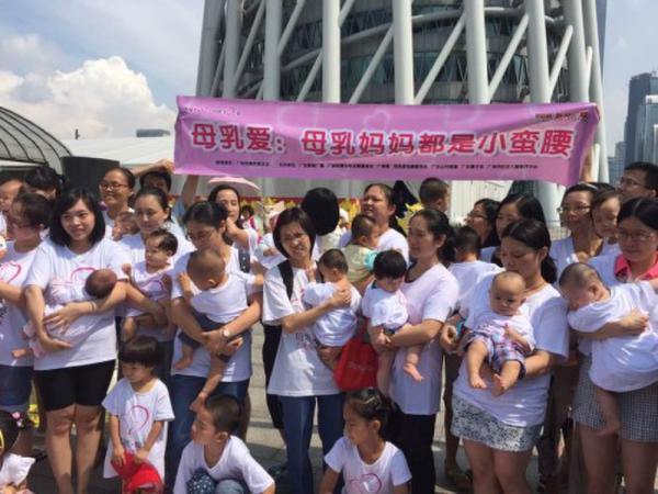 辣妈当众掀衣喂母乳 现场捐献母乳